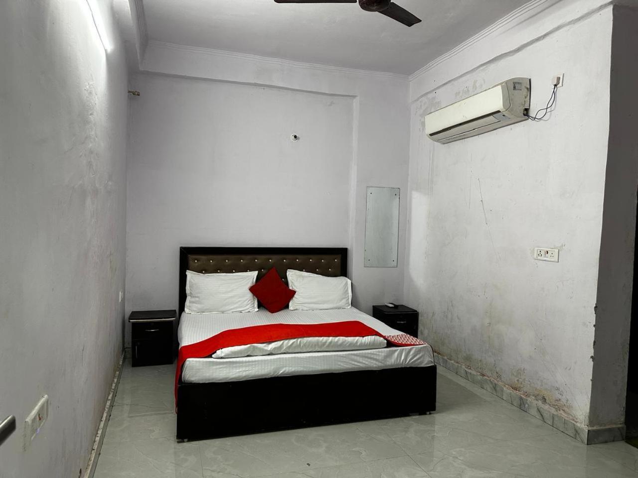 New Signature Village New Delhi Buitenkant foto