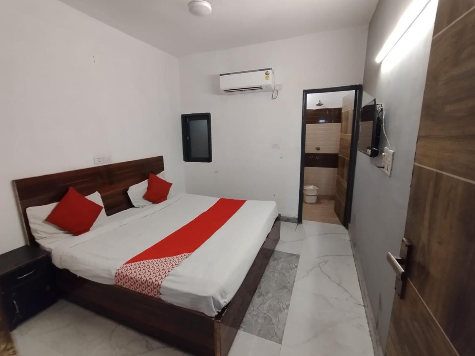 New Signature Village New Delhi Buitenkant foto